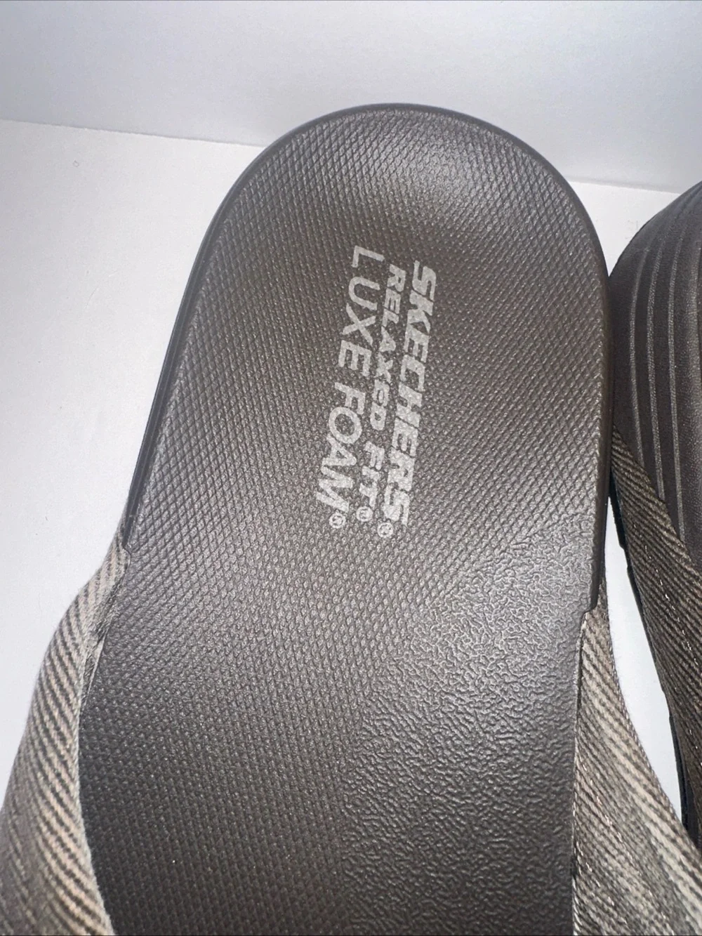 Skechers Men Relaxed Fit Luxe Foam Flip Flop Thong Brown Size 12 Never Worn